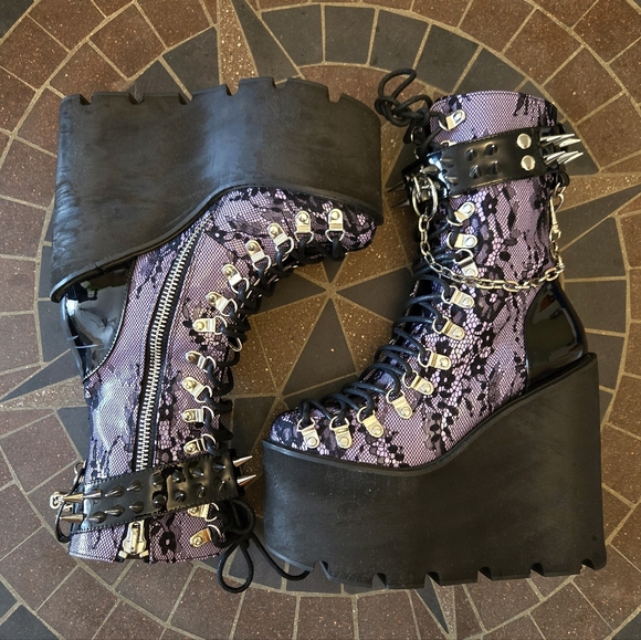 Widow Dolls Kill Haunted Traitor Purple Platform Boots - Picture 6 of 15